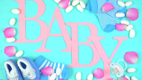 Rosa und blaue Babydecke mit Buchstaben, die das Wort, Baby, buchstabieren. — Stockfoto