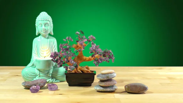 Calmante zen decoração de mesa de interiores com estátua buddha segurando vela ardente . — Fotografia de Stock