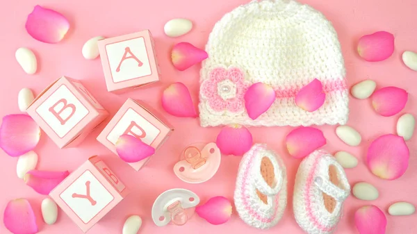 Vêtements et accessoires pour bébés en pépinière . — Photo