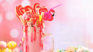 Popüler eğilim çilek ucube milkshakes sallıyor