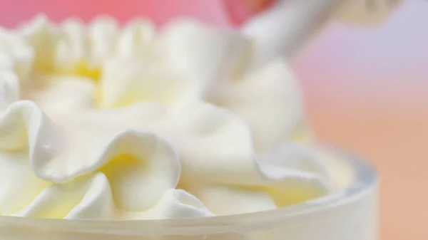 Makro closeup swirls pasta süsleme için krem şanti. — Stok fotoğraf