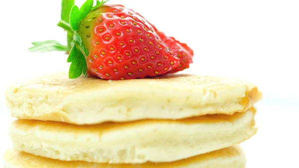 Pannenkoeken met aardbei op bovenste macro close-up. — Stockfoto