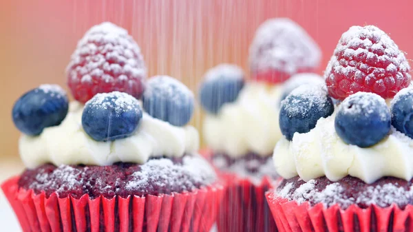 Macro primo piano di cupcake di velluto rosso e bacche . — Foto Stock
