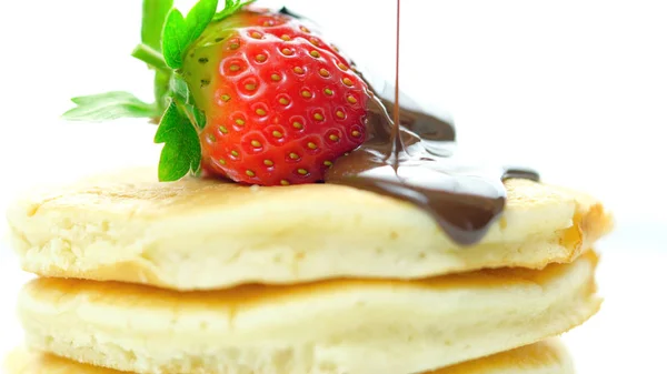 Pfannkuchen mit Erdbeeren und mit Schokoladensauce beträufelt, Makro-Nahaufnahme. — Stockfoto