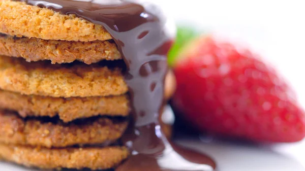Chokladsås droppande över stacken av cookies. — Stockfoto