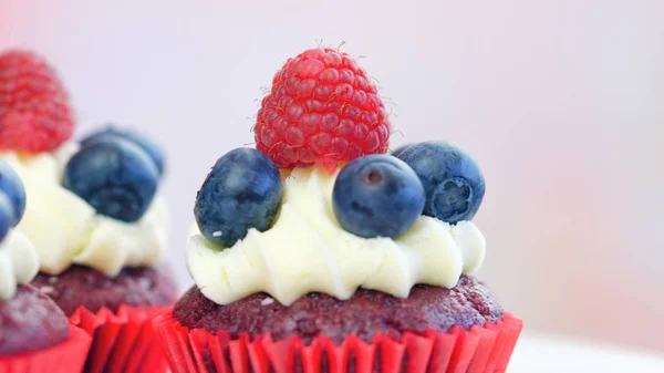 Makro-Nahaufnahme von roten Samt-Cupcakes und Beeren. — Stockfoto