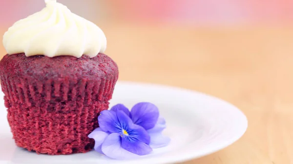 Bolo de veludo vermelho, de perto . — Fotografia de Stock