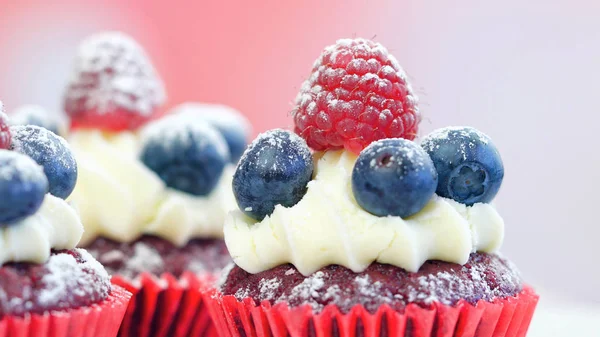 Macro primo piano di cupcake di velluto rosso e bacche . — Foto Stock