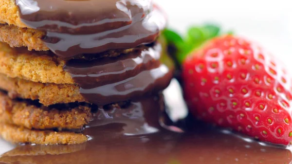 Čokoládová omáčka kape přes hromadu souborů cookie. — Stock fotografie