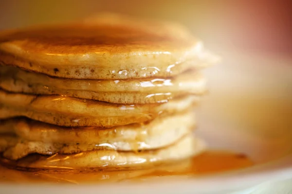 Pannkakor drizzled med sirap, makro närbild. — Stockfoto