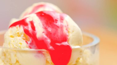 Vanilyalı dondurma makro tatlı çilek sosu ile.