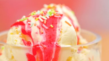 Vanilyalı dondurma makro tatlı çilek sosu ile.