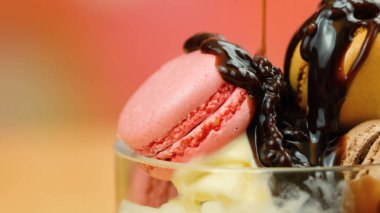 Vanilyalı dondurma makro closeup çikolata sosu ve uzatma Çerezler ile.