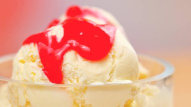 Vanilyalı dondurma makro tatlı çilek sosu ile.