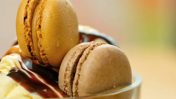 Macro primo piano gelato alla vaniglia con salsa al cioccolato e biscotti macron . — Foto Stock