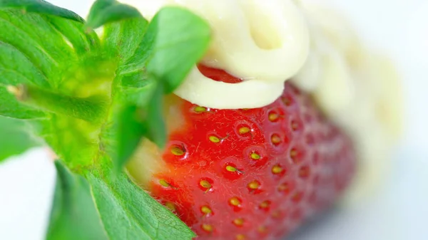 Macro closeup of strawberry fruit covered in white chocolate sauce. — Stock Photo, Image