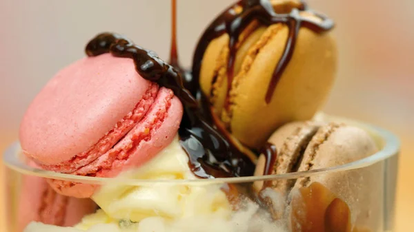 Macro helado de vainilla primer plano con salsa de chocolate y galletas de macron . —  Fotos de Stock
