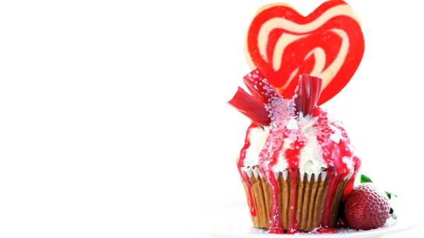 Colorata novità cupcake decorato con caramelle e lecca lecca grande a forma di cuore — Foto Stock