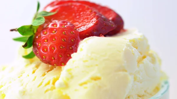 Vanilla ice cream macro closeup with strawberry sauce. — Stock Photo, Image