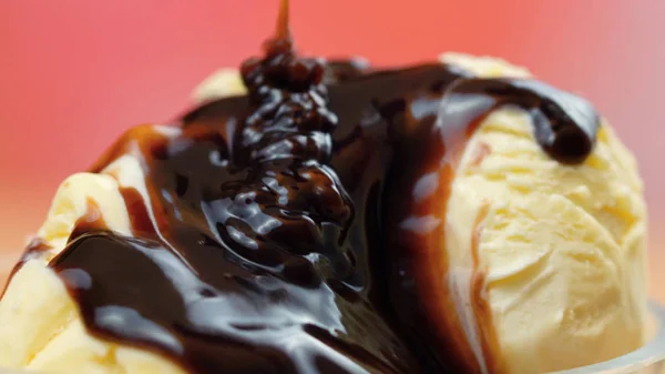 Vanilla ice cream macro closeup with chocolate sauce. — Stock Photo, Image