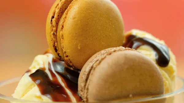 Macro helado de vainilla primer plano con salsa de chocolate y galletas de macron . — Foto de Stock