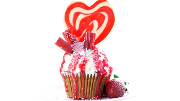 Colorido cupcake novidade decorada com doces e grande pirulito em forma de coração — Fotografia de Stock