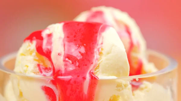 Vanilla ice cream macro closeup with strawberry sauce. — Stock Photo, Image