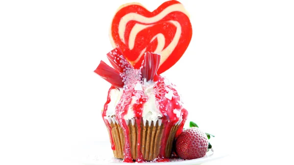 Πολύχρωμο φαντεζί cupcake, διακοσμημένα με ζαχαρωτά και γλειφιτζούρι μεγάλο σχήμα καρδιάς — Φωτογραφία Αρχείου