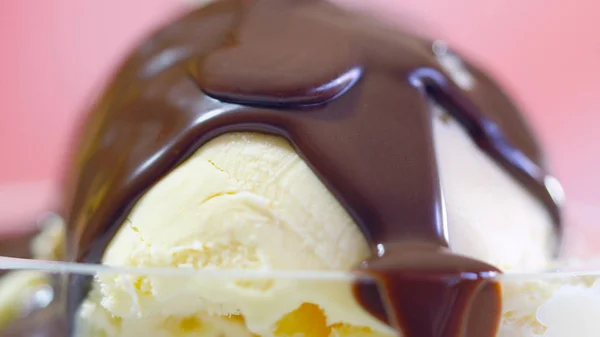 Vanilla ice cream macro closeup with chocolate sauce. — Stock Photo, Image