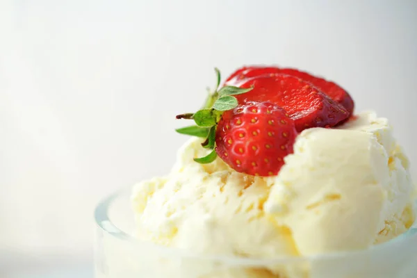 Vanilla ice cream macro closeup with strawberry sauce. — Stock Photo, Image