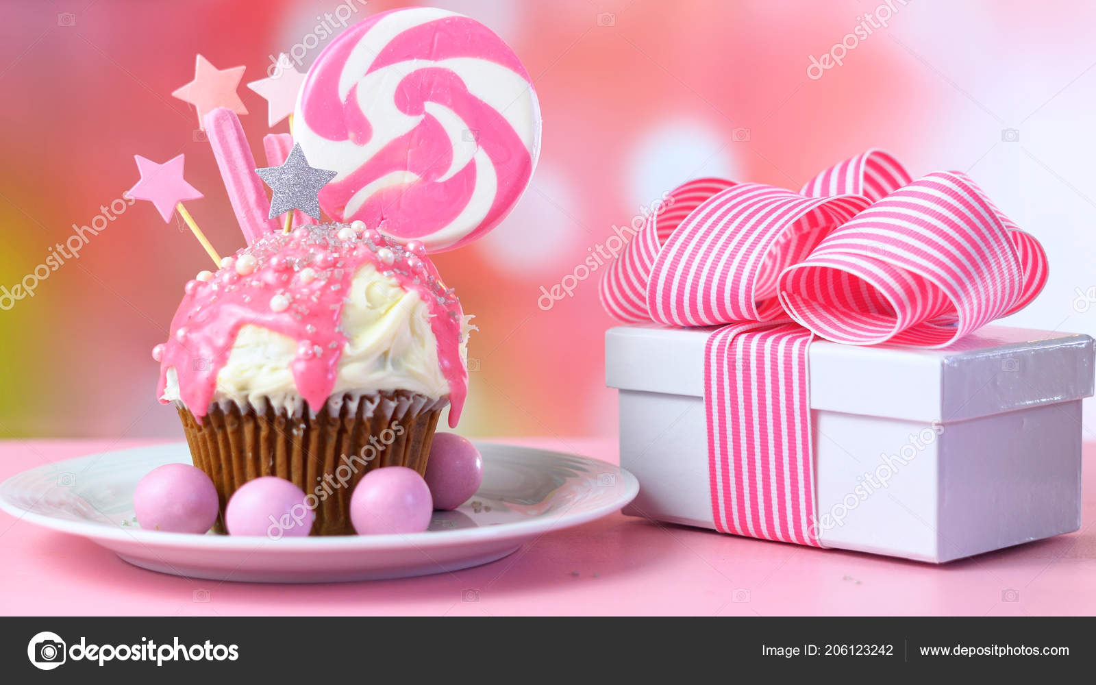 Cupcake Nouveaute Rose Decore De Bonbons Et Grande Sucette Photographie Amarosy C Cupcake Nouveaute Rose Decore De Bonbons Et Grande Sucette Photographie Amarosy C