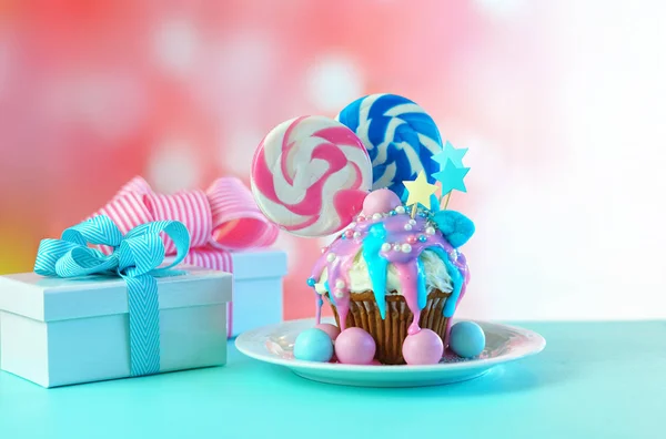 Rosa Und Blau Thema Bunte Neuheit Cupcake Mit Bonbons Und — Stockfoto