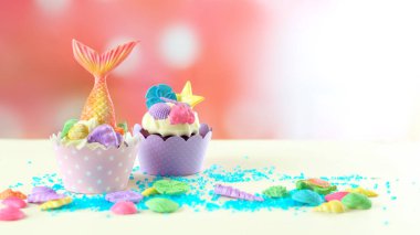 Renkli glitter kuyrukları, kabukları ve deniz canlıları ile deniz kızı Tema cupcakes.
