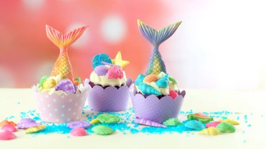 Renkli glitter kuyrukları, kabukları ve deniz canlıları ile deniz kızı Tema cupcakes.