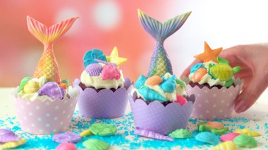 Renkli glitter kuyrukları, kabukları ve deniz canlıları ile deniz kızı Tema cupcakes.