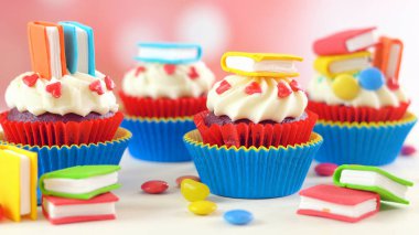 Okul Tema cupcakes için parlak renkli arka.