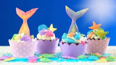 Renkli glitter kuyrukları, kabukları ve deniz canlıları ile deniz kızı Tema cupcakes.