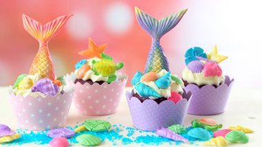 Deniz kızı Tema cupcakes renkli glitter kuyrukları, kabukları ve deniz yaratıkları toppers çocuk, gençler, yenilik Doğum günü ve parti kutlamaları için.