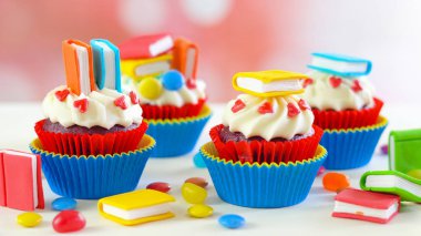 Okul Tema cupcakes için parlak renkli arka.