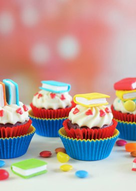 Okul Tema cupcakes için parlak renkli arka.