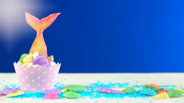 Meerjungfrau-Cupcakes mit bunten Glitzerschwänzen, Muscheln und Meerestieren. — Stockfoto