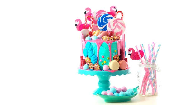 Na tendência candyland fantasia gotejamento novidade bolo de aniversário — Fotografia de Stock