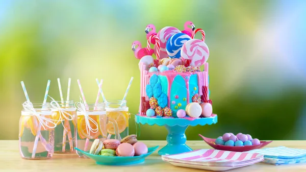 Na tendência candyland fantasia gotejamento novidade bolo de aniversário — Fotografia de Stock