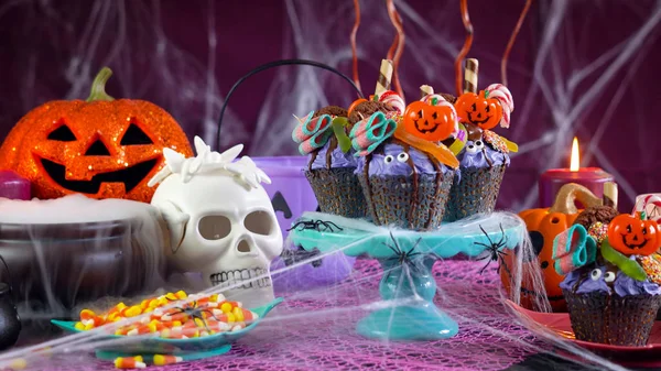 Halloween candyland drip cake style cupcakes in party table setting. — Stock Photo, Image