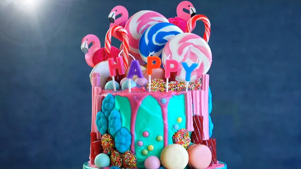 Na tendência candyland fantasia gotejamento novidade bolo de aniversário — Fotografia de Stock