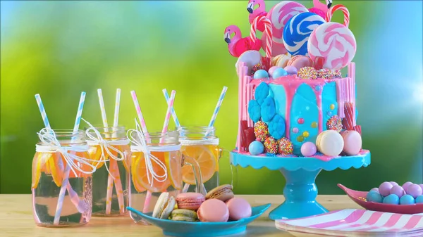 Na tendência candyland fantasia gotejamento novidade bolo de aniversário, cenário de jardim arty . — Fotografia de Stock