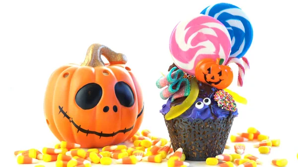 Halloween candyland drip cake style cupcakes with lollipops and candy on white. — Stock Photo, Image