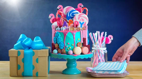 Sur la tendance candyland fantaisie goutte à goutte nouveauté gâteau d'anniversaire — Photo