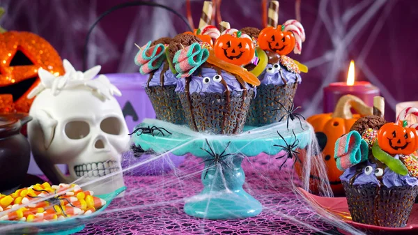 Halloween candyland drip cake style cupcakes in party table setting. — Stock Photo, Image