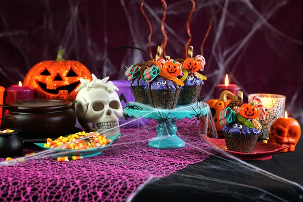 Halloween candyland drip cake style cupcakes in party table setting. — Stock Photo, Image